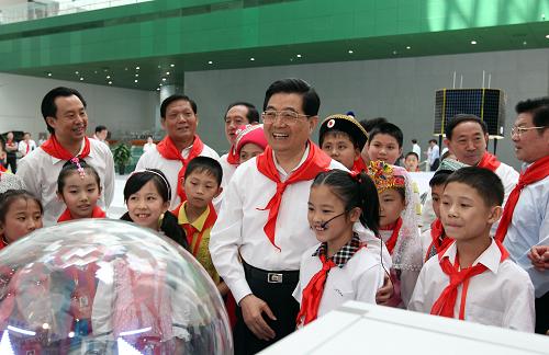 5月31日,中共中央总书记、国家主席、中央军委主席胡锦涛到中国科技馆新馆,同出席中国少年先锋队第六次全国代表大会的全体小代表和部分中外少年儿童一起参加“体验科学、快乐成长”活动。这是胡锦涛观看科普卫星“希望一号”搭载五色土实验结果,勉励小朋友们从小爱科学、学科学、用科学,将来努力成为国家科技事业的“希望之星”。